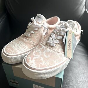 NIB Women’s TOMS 8.5 Cloudy Pink Lace ups